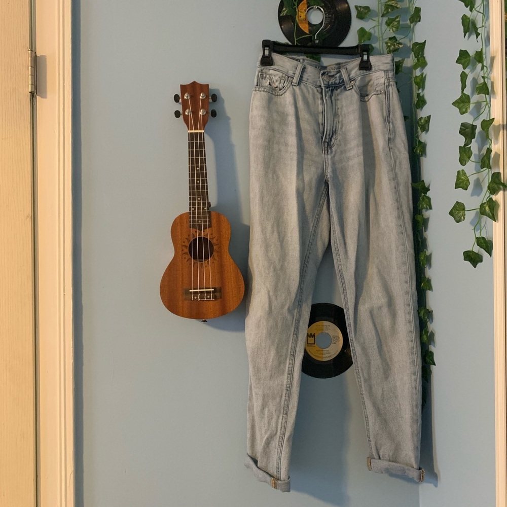 (donating soon) AE Mom Jeans